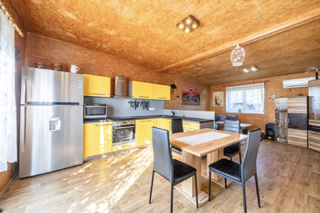 Obývací pokoj s kuchyňským koutem - Prodej chaty / chalupy 50 m², Káraný 