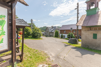 Pohled z návsi na dům - Prodej chaty / chalupy 190 m², Zlatá Olešnice