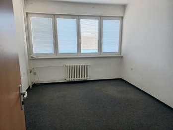 Kancelář je orientována do dvora. - Pronájem kancelářských prostor 15 m², Tábor