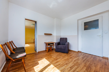 5. Pohled z kuchyně do obývacího pokoje 1. NP - Prodej domu 294 m², Praha 5 - Radotín