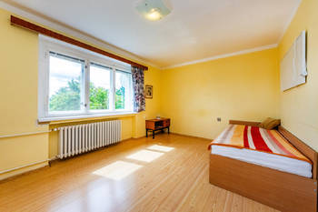 6. Obývací pokoj v 1. NP - Prodej domu 294 m², Praha 5 - Radotín