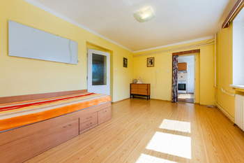 7. Obývací pokoj v 1. NP - Prodej domu 294 m², Praha 5 - Radotín