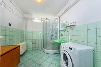 10. Koupelna v 1. NP - Prodej domu 294 m², Praha 5 - Radotín