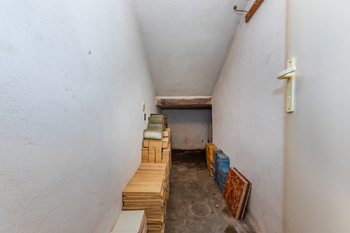 13. Prostor pod schodištěm v 1. NP - Prodej domu 294 m², Praha 5 - Radotín