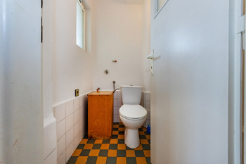 14. Samostatné WC v 1. NP - Prodej domu 294 m², Praha 5 - Radotín