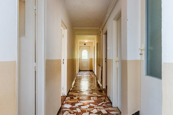 15. Chodba v 1. NP - Prodej domu 294 m², Praha 5 - Radotín