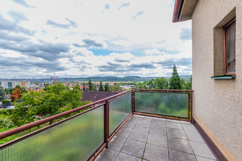 19. Terasa u vstupu do 2. NP - Prodej domu 294 m², Praha 5 - Radotín