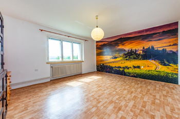 23. Obývací pokoj ve 2. NP - Prodej domu 294 m², Praha 5 - Radotín