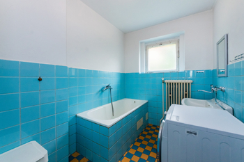 27. Koupelna s vanou ve 2. NP - Prodej domu 294 m², Praha 5 - Radotín