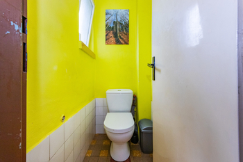 28. Samostatné WC ve 2. NP - Prodej domu 294 m², Praha 5 - Radotín