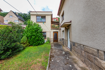 29. Pohled ze zahrady na sklep a garáž - Prodej domu 294 m², Praha 5 - Radotín