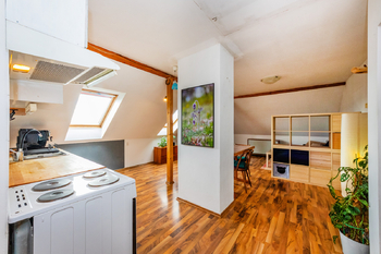 32. Obývací pokoj s kuchyní ve 3. NP - Prodej domu 294 m², Praha 5 - Radotín