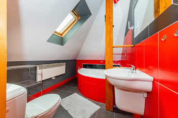 37. Koupelna s rohovou vanou a toaletou ve 3. NP - Prodej domu 294 m², Praha 5 - Radotín