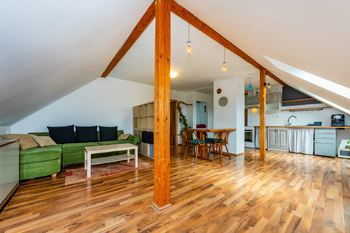 38. Obývací pokoj s kuchyňským koutem ve 3. NP - Prodej domu 294 m², Praha 5 - Radotín