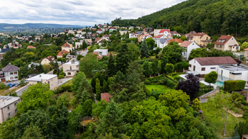 44. Pohled z dronu na zelené okolí domu - Prodej domu 294 m², Praha 5 - Radotín
