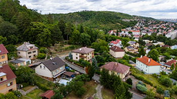 45. Pohled z dronu na zelené okolí domu - Prodej domu 294 m², Praha 5 - Radotín