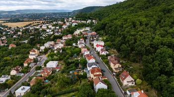 46. Pohled z dronu na zelené okolí domu - Prodej domu 294 m², Praha 5 - Radotín