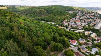 47. Pohled z dronu na zelené okolí domu - Prodej domu 294 m², Praha 5 - Radotín