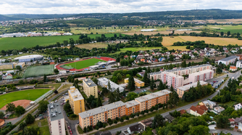 48. Pohled na sportoviště v Radotíně a vysílač Cukrák - Prodej domu 294 m², Praha 5 - Radotín