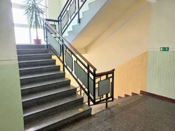 Schodiště ke kancelářím. - Pronájem kancelářských prostor 36 m², Tábor