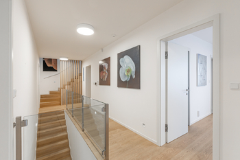 Spojovací chodba v patře - Pronájem domu 350 m², Praha 6 - Ruzyně