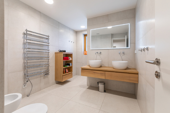 Koupelna - Pronájem domu 350 m², Praha 6 - Ruzyně