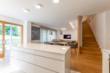 Pohled z kuchyňského koutu - Pronájem domu 350 m², Praha 6 - Ruzyně