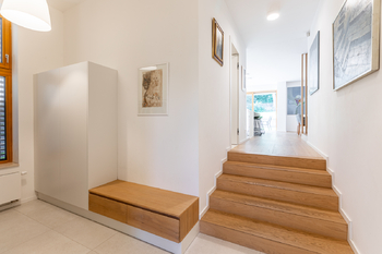 Vstup do vily - Pronájem domu 350 m², Praha 6 - Ruzyně
