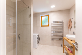 Koupelna v přízemí - Pronájem domu 350 m², Praha 6 - Ruzyně