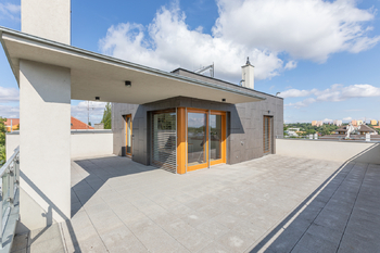 Střešní terasa - Pronájem domu 350 m², Praha 6 - Ruzyně