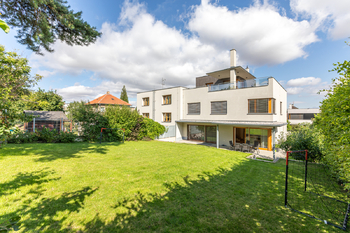 Pohled na vilu - Pronájem domu 350 m², Praha 6 - Ruzyně