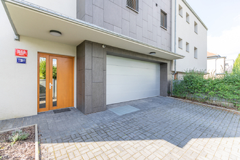 Dvojgaráž - Pronájem domu 350 m², Praha 6 - Ruzyně