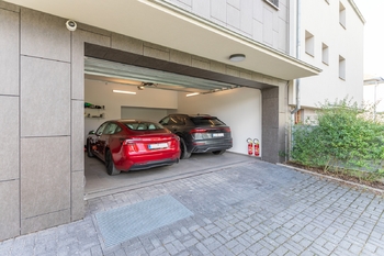 Dvojgaráž - Pronájem domu 350 m², Praha 6 - Ruzyně
