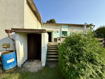 Vlevo schody do sklepa, vpravo do domu - Prodej chaty / chalupy 165 m², Hostomice