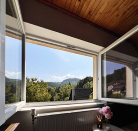 Výhled z ložnice na rozhlednu - Prodej domu 111 m², Kyselka