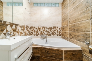 Koupelna - Prodej bytu 3+1 v osobním vlastnictví 76 m², Ostrava