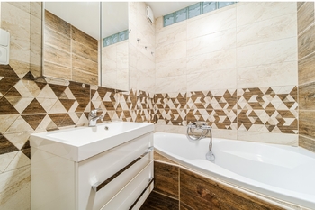 Koupelna - Prodej bytu 3+1 v osobním vlastnictví 76 m², Ostrava