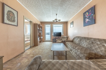 obývací pokoj se vstupem na balkón - Prodej bytu 4+1 v osobním vlastnictví 88 m², Praha 9 - Černý Most 