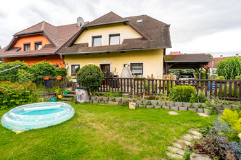 pohled ze zadní části na dům - Prodej domu 130 m², Varnsdorf