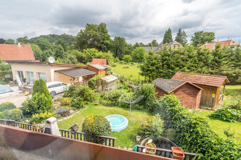 pohled na zahradu z ložnice - Prodej domu 130 m², Varnsdorf