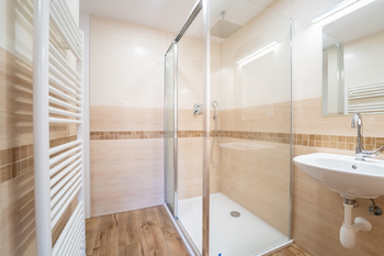 Koupelna se sprchovým koutem a místem na pračku - Pronájem bytu 2+kk v osobním vlastnictví 53 m², Kutná Hora