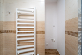 Koupelna se sprchovým koutem a místem na pračku - Pronájem bytu 2+kk v osobním vlastnictví 53 m², Kutná Hora