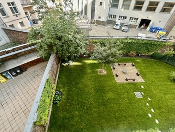 Výhled do vnitrobloku - Pronájem bytu 3+1 v osobním vlastnictví 89 m², Brno
