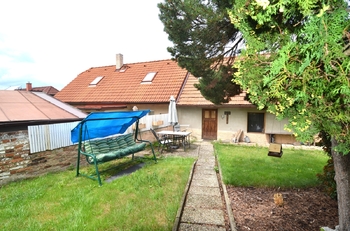pohled na dům od vstupu - Prodej domu 109 m², Praha 4 - Točná 