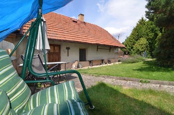 přední zahrádka s posezením - Prodej domu 109 m², Praha 4 - Točná