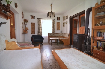 obytný pokoj s kamny - Prodej domu 109 m², Praha 4 - Točná