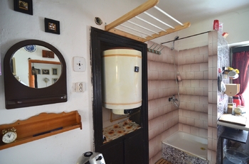 sprcha s bojlerem v předsíni - Prodej domu 109 m², Praha 4 - Točná