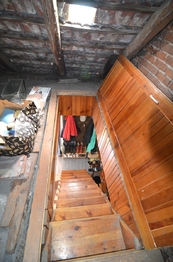 schody na půdu s poklopem - Prodej domu 109 m², Praha 4 - Točná