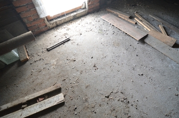 betonový strop - podlaha půdy - Prodej domu 109 m², Praha 4 - Točná
