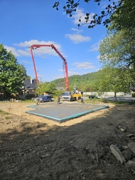 zalévání základové desky - Prodej domu 223 m², Hraběšice